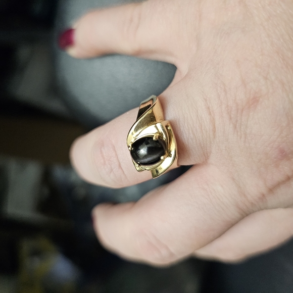 14k black stone ring size 9. Stamped 14k. It looks like a black star sapphire bu - Picture 3 of 7